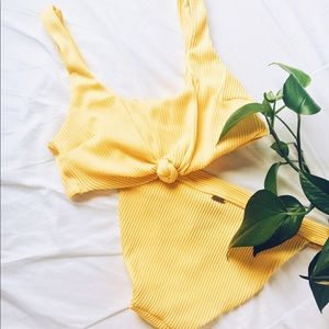 HOLLISTER • yellow bikini set